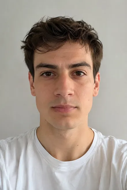 Exemple : photo de départ, jeune homme rasé de près